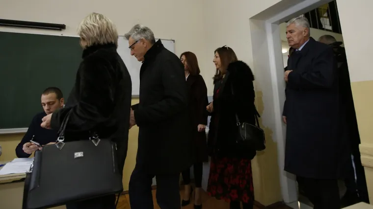 Birači u Mostaru i dalje u redovima čekaju na glasanje