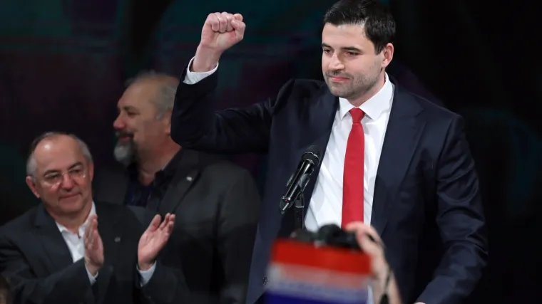 SDP-ovci mu zapjevali, on brisao suze