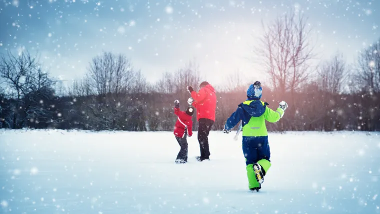 Djeca su aute koji prolaze gađala grudama, a onda je jedan vozač zapucao po njima