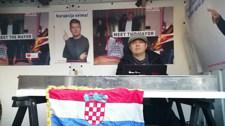 FOTO Dario Juričan zauzeo Zagrebački holding i donio janjetinu: 'Do&scaron;ao sam po svoj plijen!'