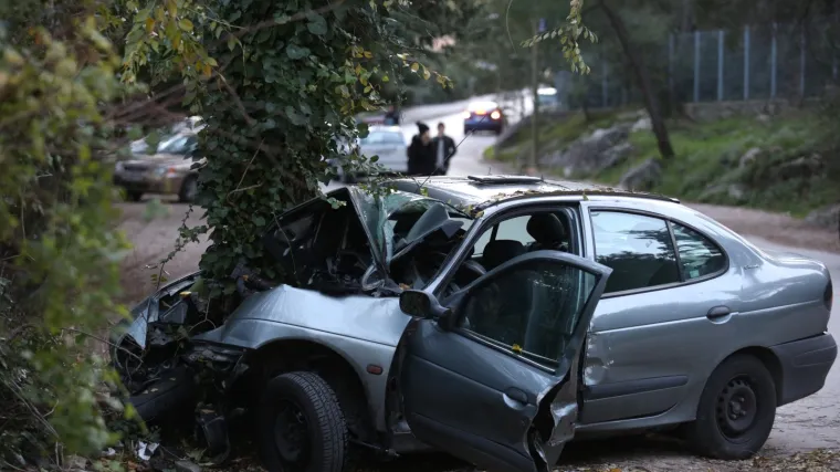 FOTO Te&scaron;ka nesreća u Splitu: Vozač udario u stablo na Marjanu i na mjestu poginuo
