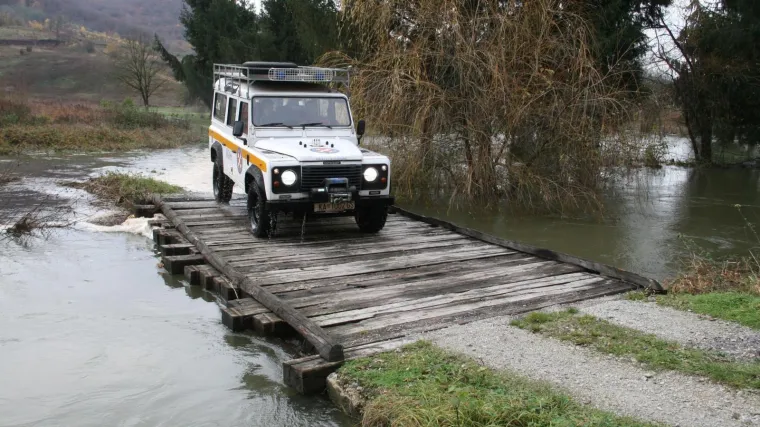 HGSS-u ukrali vitlo sa džipa, već ranije im izbu&scaron;ili gume i opljačkali ronioce