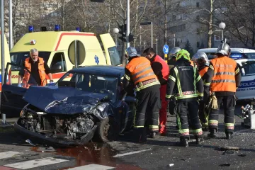 Teška nesreća u Sloboštini, vatrogasci izvlačili ljude iz uništenih automobila