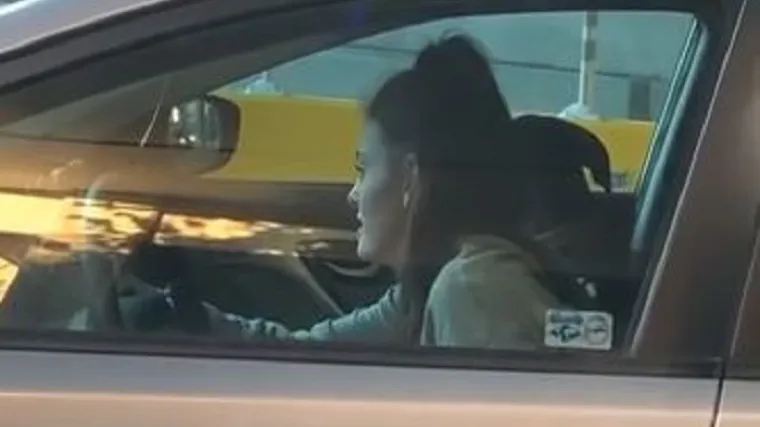 Pogledajte što je izvodila u autu misleći da nitko ne gleda. A tek reakcija kad je uočila kameru...