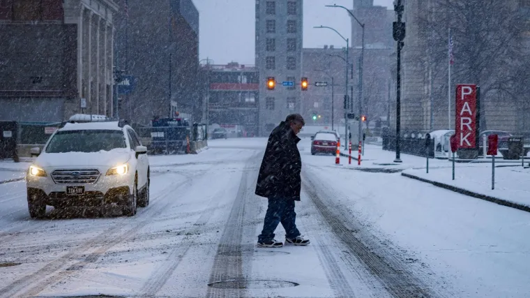 Devetero ljudi poginulo, stotine tisuća bez struje, mnogo letova otkazano