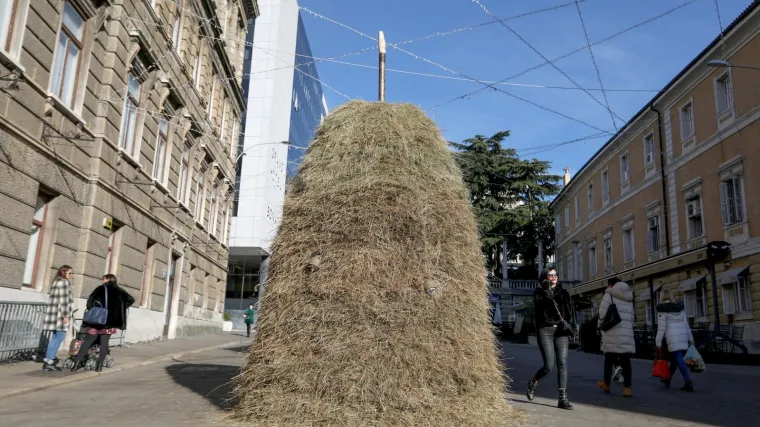 U sredi&scaron;tu Rijeke namjerno zapaljena instalacija poznatog kipara!