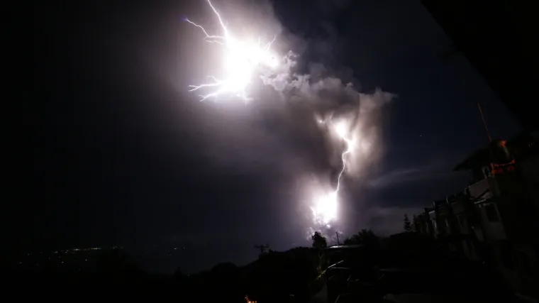 FOTO, VIDEO Apokaliptični prizori s Filipina: Vulkan počeo izbacivati lavu, krenule evakuacije