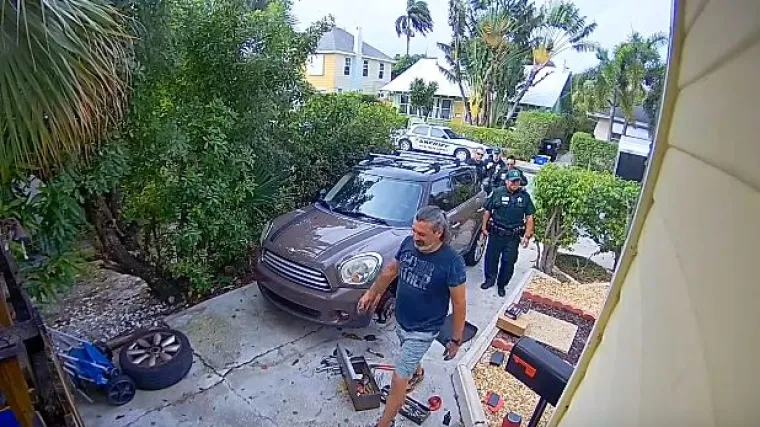 Policajci mu do&scaron;li na vrata zbog sumnjivih krikova iz kuće pa propali u zemlju od srama