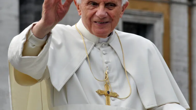 Bivši papa Benedikt XVI. povukao ime sa sporne knjige, tvrdi da je riječ o nesporazumu