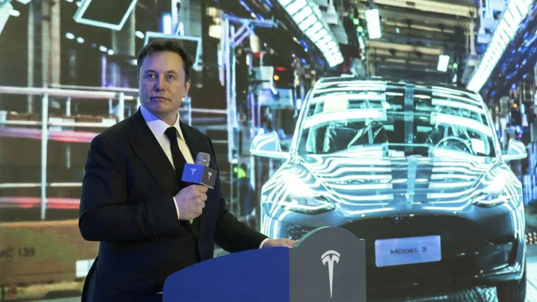 Novo čudo iz Tesle, automobil koji razgovara s prolaznicima: 'Pa nemojte samo stajati i zuriti. Uđite!'