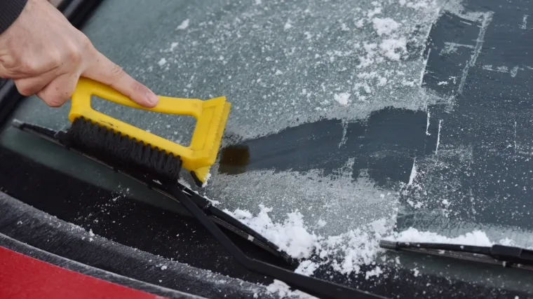 Ako vam ostane led na vjetrobranskom staklu ili bilo gdje na autu, žestoko će vas 'opaliti' po džepu
