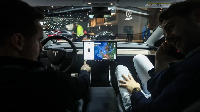 Novi Teslin auto razgovarat će s prolaznicima: 'Zašto stojite i zurite u mene?'