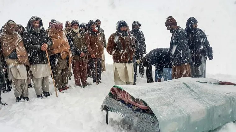 Poginulo je najmanje 100 ljudi, deseci su zarobljeni na Himalaji