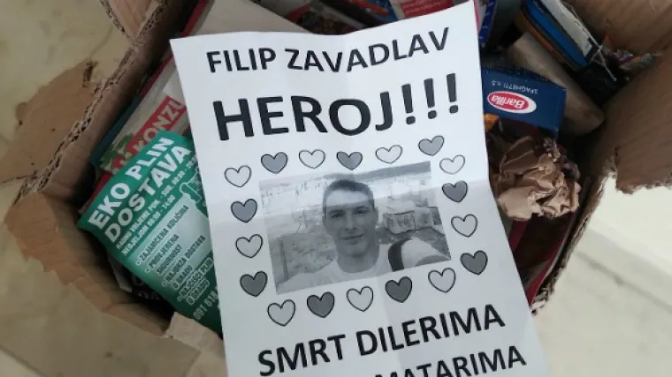 Sadrže njegovu sliku u srcima i prijeteću poruku