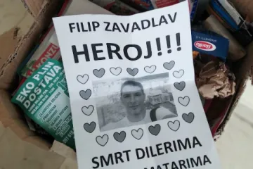 Sadrže njegovu sliku u srcima i prijeteću poruku