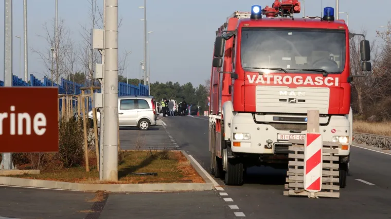 Teška nesreća u Omišlju: Vozač osobnog automobila poginuo na mjestu događaja