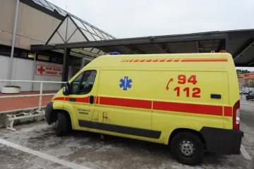 Rastrojeni tip (27) ušao školsko dvorište i udario dječaka laktom u glavu; Poslije nastavio gurati ljude po ulici