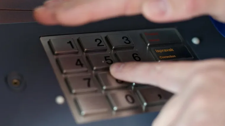 Trebala se brinuti o starcu, a ona mu je maznula karticu i s računa podignula 48.000 kuna