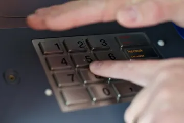 Trebala se brinuti o starcu, a ona mu je maznula karticu i s računa podignula 48.000 kuna