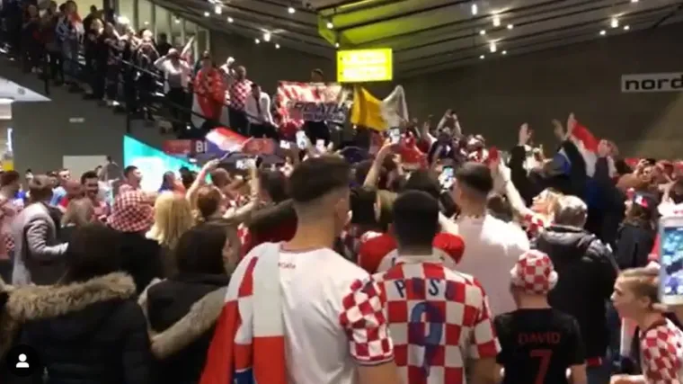 'Pa pogledajte ih samo kako pjevaju'