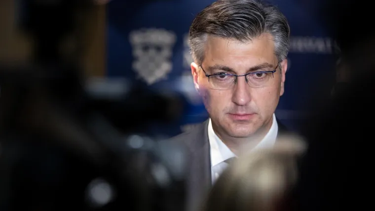 Uoči izbora u stranci izveo je '&scaron;eksovski' manevarski potez