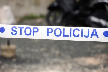 Lažne osmrtnice, lampaši s igračkom 'bombom', pucnjava oko kuće...
