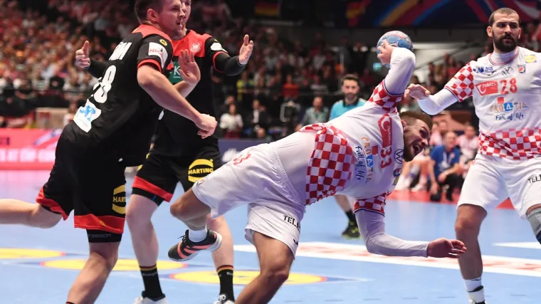 Cindrić je nakon ovog brutalnog prekra&scaron;aja ostao ležati na parketu