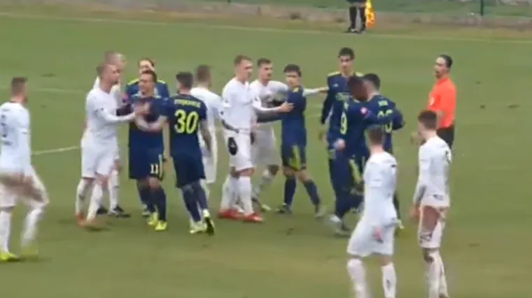 Netko je bijesno uletio na teren i tražio od gostiju da odmah napuste utakmicu