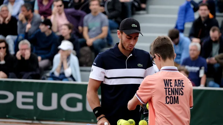 Pogledajte kako je tenisač tražio curicu koja skuplja lopte da mu oguli bananu