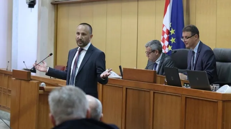 'Tako nazivajte svoju obitelj!'; Tu nije stalo...