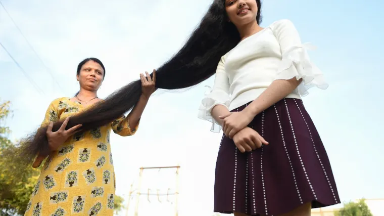 Mora nositi &scaron;tikle kako se ne bi spoticala o vlastitu kosu