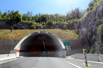 Teška nesreća u tunelu Sv. Rok: Mladić iz Zagreba udario u betonski zid ugibališta i na mjestu poginuo