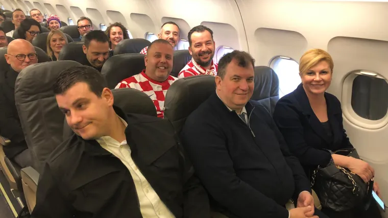 VIDEO I predsjednica stiže na finale! Grabar-Kitarović i Jakov na letu u Stockholm, pogledajte atmosferu