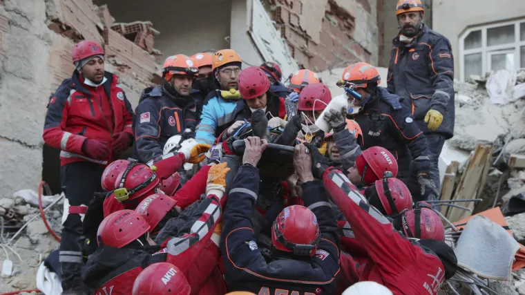 FOTO Drama u Turskoj: Spasioci izvlače desetke iz ru&scaron;evina, broj poginulih u potresu popeo se na 35