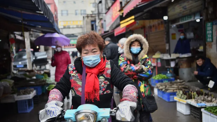 Strahuje se od strašne epidemije, skoro svi nose masku iznad koje vire samo oči