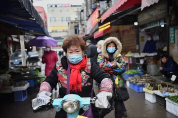 Strahuje se od strašne epidemije, skoro svi nose masku iznad koje vire samo oči