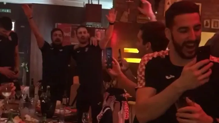 Pojavile su se snimke iz jednog restorana, te&scaron;ko ćete pogoditi koga su nosili na ramenima