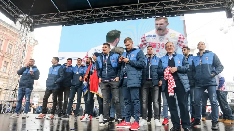 Raspjevani Kauboji bacili tisuće navijača u euforiju, Bandić glasno izviždan