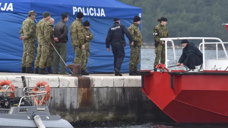 Izvlače dijelove iz mora: Helikopter je pronađen na dubini od 26 metara, za crnom kutijom jo&scaron; se traga