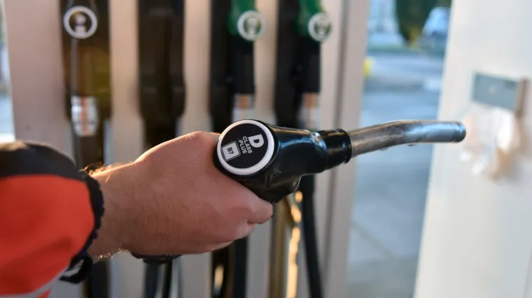 Od ponoći pojeftinile sve vrste goriva: Pogledajte koliko ćete platiti spremnik benzina, a koliko dizela