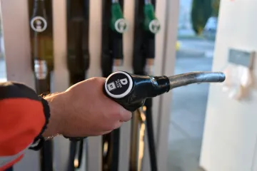 Od ponoći pojeftinile sve vrste goriva: Pogledajte koliko ćete platiti spremnik benzina, a koliko dizela