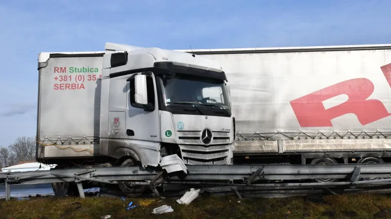 'Jedan kamion je zavr&scaron;io na zaustavnoj traci, a drugi je probio ogradu'