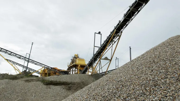 Obračun u &scaron;ljunčari: Žena i dva mladića krali drva pa napali radnike i kamenjem razbili auto