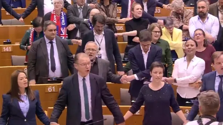 Zastupnici na rubu suza, primili se za ruke zapjevali emotivnu pjesmu