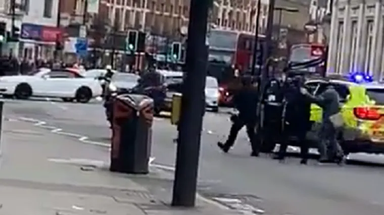 Mu&scaron;karac izbo nekoliko ljudi, policija ga je upucala