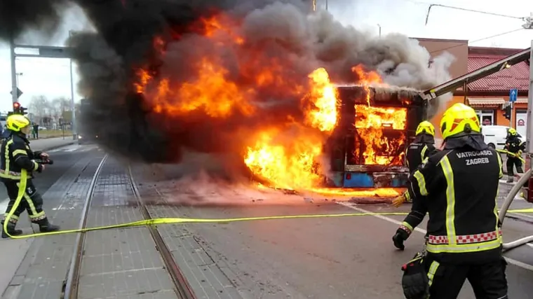 Detalji požara ZET-ovog autobusa u Dubravi: 'Izgorjela je unutra&scaron;njost, gorivo procurilo i po cesti'