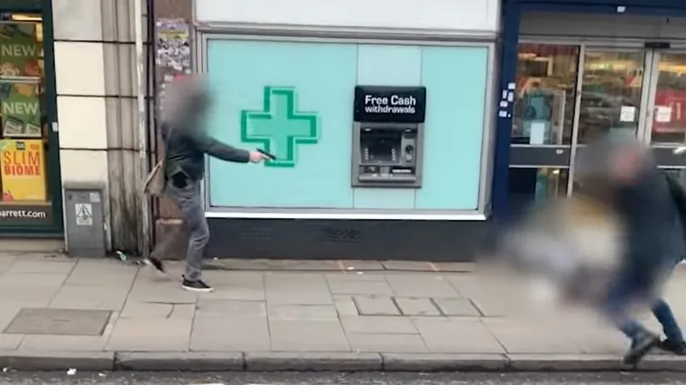 Snimili trenutak kada su ubili napadača; Naredili evakuaciju, a konobarica pita: 'Može za pola sata? Da gosti pojedu do kraja'