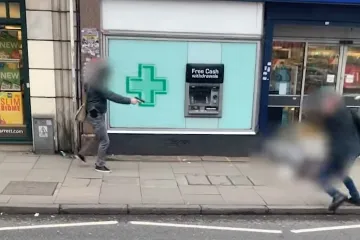 Snimili trenutak kada su ubili napadača; Naredili evakuaciju, a konobarica pita: 'Može za pola sata? Da gosti pojedu do kraja'