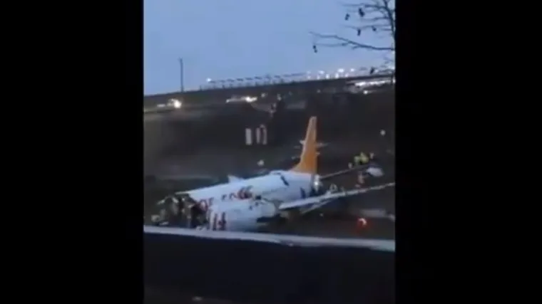 Drama na aerodromu u Istanbulu: Zrakoplov sa 177 putnika izletio s piste i prepolovio se