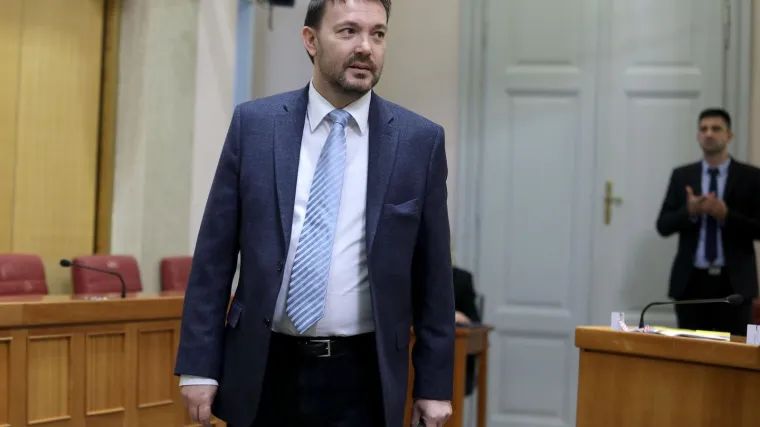 SDP-ovci sjeli na mjesta gdje sjede ministri u znak prosvjeda: Ni&scaron;ta od rasprave o prijedlogu o pobačaju